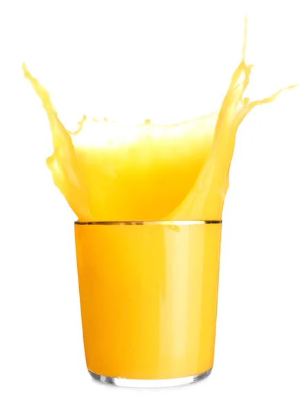 白い背景にスプラッシュとオレンジの果実のガラス — ストック写真