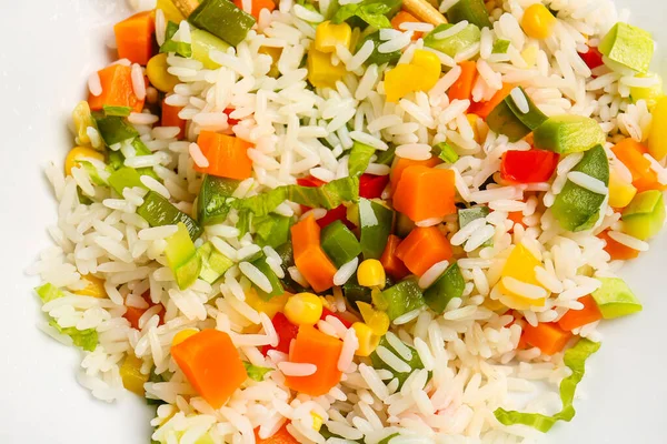 Sebzeli lezzetli pirinç salatası, yakın plan.