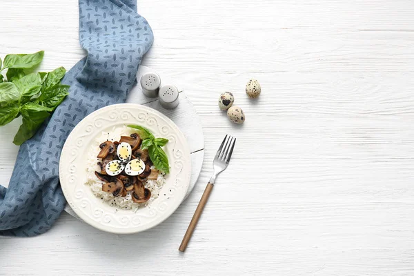 Plaat Van Heerlijke Rijstsalade Met Groenten Witte Achtergrond — Stockfoto