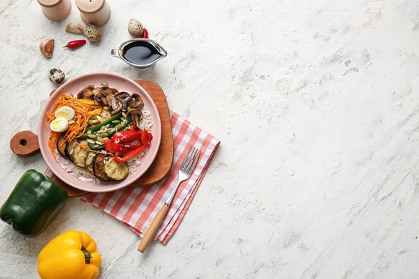 Plaat Van Heerlijke Rijstsalade Met Groenten Lichte Ondergrond — Stockfoto