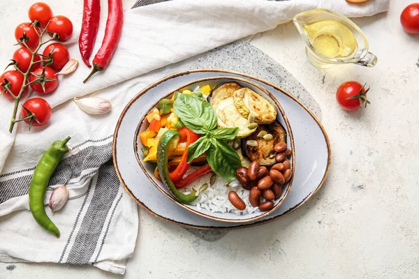 Placa Deliciosa Ensalada Arroz Con Verduras Sobre Fondo Claro — Foto de Stock