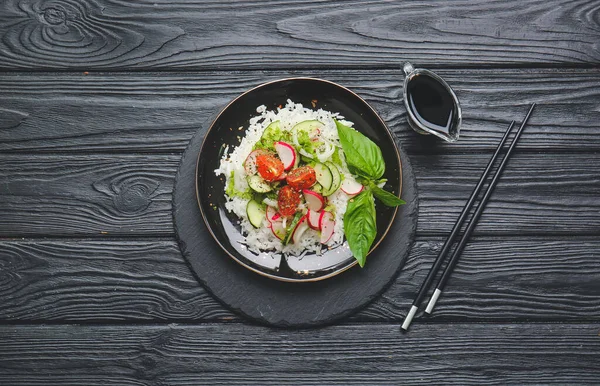 Plaat Van Heerlijke Rijstsalade Met Groenten Donkere Houten Ondergrond — Stockfoto