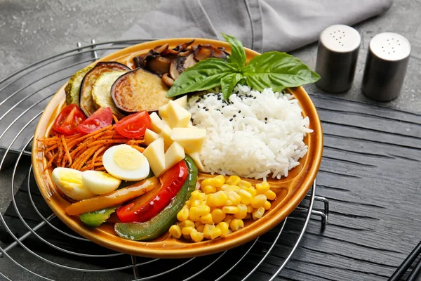 Placa Deliciosa Ensalada Arroz Con Verduras Primer Plano —  Fotos de Stock