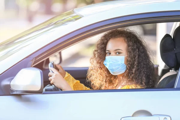 Africano Americano Mulher Usando Máscara Médica Durante Condução Carro — Fotografia de Stock