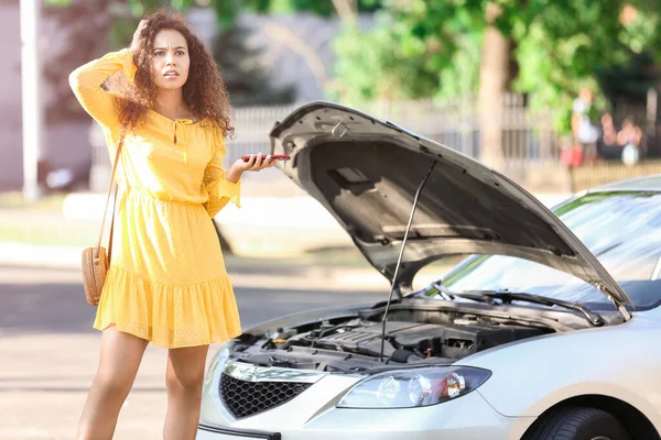 Stressed African American Woman Mobile Phone Broken Car — Stock Photo, Image