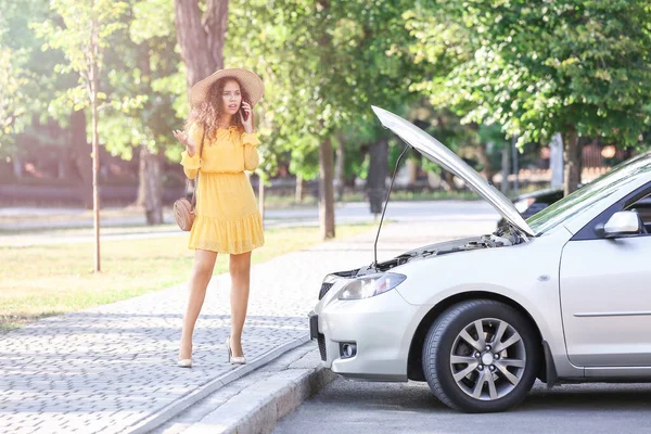 Femme Afro Américaine Stressée Parlant Par Téléphone Près Une Voiture — Photo