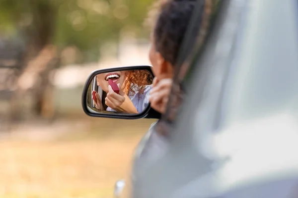 Gyönyörű Afro Amerikai Rúzst Használ Miközben Autóban — Stock Fotó