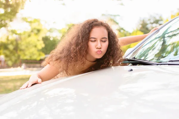 Happy African American Woman Car Outdoors — Stock Photo, Image