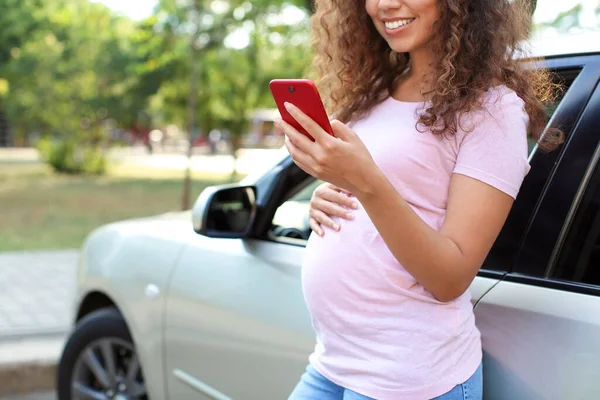 Těhotná Afroameričanka Mobilním Telefonem Blízkosti Auta Venku — Stock fotografie