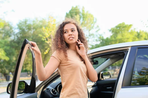 Young African American Woman Car Outdoors — Stock Photo, Image