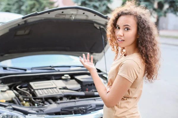 Stressed African American Woman Broken Car Outdoors — Stock Photo, Image