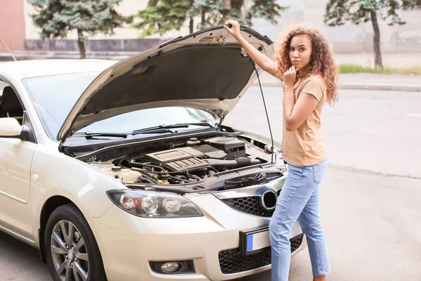 Mujer Afroamericana Estresada Cerca Coche Roto Aire Libre — Foto de Stock