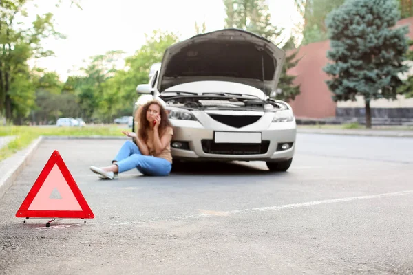 Nödstoppsskylt Och Stressad Afroamerikansk Kvinna Nära Trasig Bil Utomhus — Stockfoto