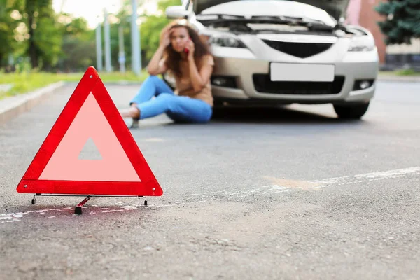 Señal Parada Emergencia Mujer Afroamericana Estresada Cerca Coche Roto Aire — Foto de Stock