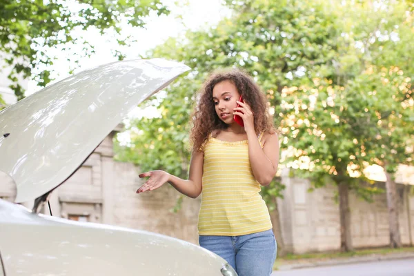 Stres Afroameričanka Mluví Telefonicky Blízkosti Rozbité Auto Venku — Stock fotografie