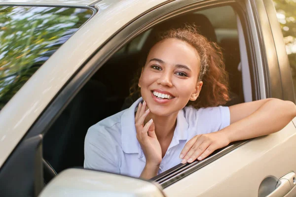 Fiatal Afro Amerikai Női Vezető Autóban — Stock Fotó