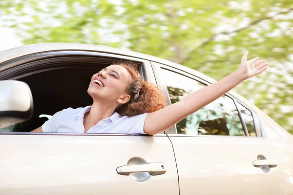 Boldog Afro Amerikai Női Sofőr Autóban — Stock Fotó