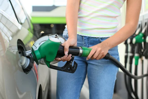 Mujer Llenando Tanque Coche Gasolinera Primer Plano — Foto de Stock