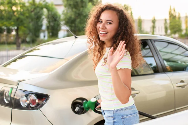 ガソリンスタンドで車に近い若いアフリカ系アメリカ人女性 — ストック写真