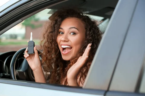 Mulher Afro Americana Feliz Com Chave Sentada Carro Novo — Fotografia de Stock