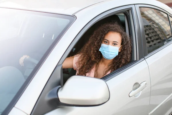 Jovem Afro Americana Usando Máscara Médica Enquanto Sentada Carro — Fotografia de Stock