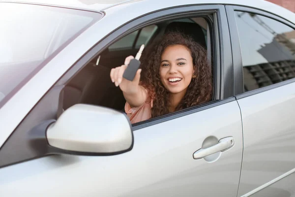 Joven Mujer Afroamericana Con Llave Sentada Coche Nuevo — Foto de Stock