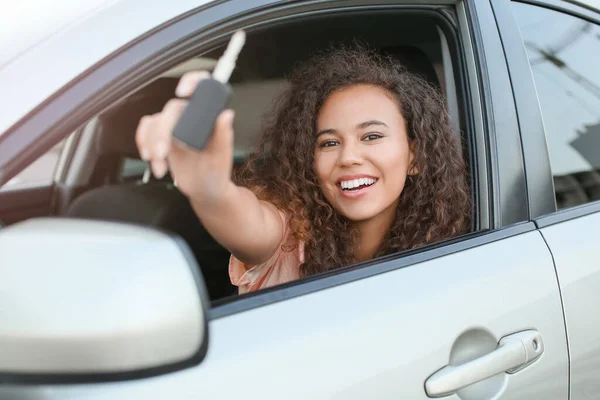 若いですアフリカ系アメリカ人女性キーで座っている新しい車 — ストック写真