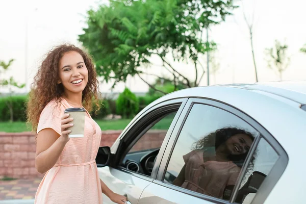 Young African American Woman Coffee Car — Stock Photo, Image