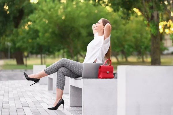 Beautiful Young Businesswoman Relaxing Park — Stock Photo, Image