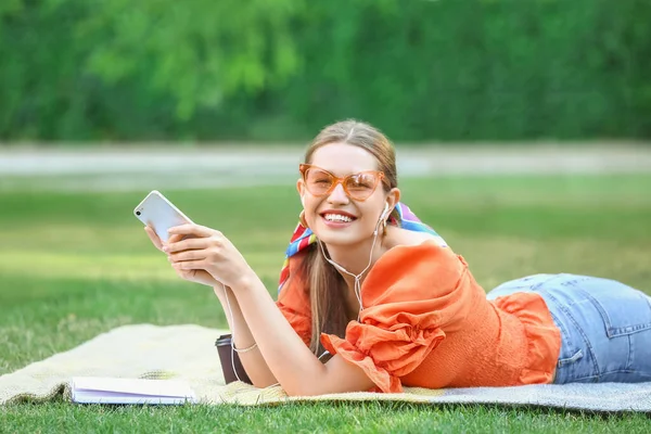 Beautiful Young Woman Listening Music While Relaxing Park — Stock Photo, Image