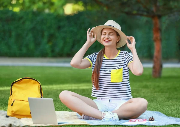 Schöne Studentin Mit Laptop Park — Stockfoto