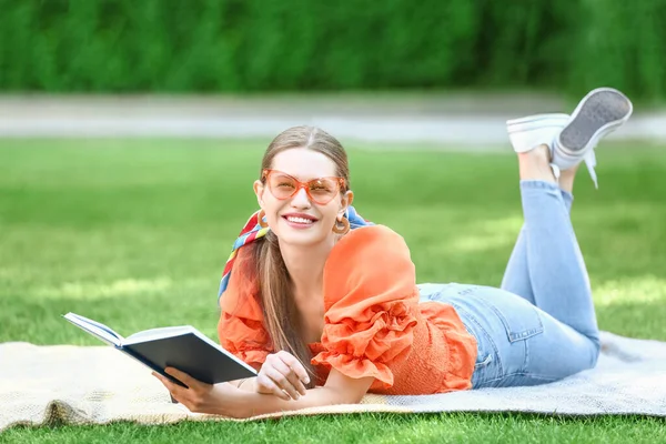 Молодая Женщина Читает Книгу Время Отдыха Парке — стоковое фото
