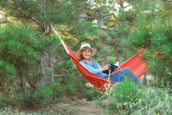 Mooie Jonge Vrouw Lezen Boek Terwijl Ontspannen Hangmat Buiten — Stockfoto