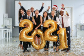 Mladí lidé slaví Nový rok na firemní párty v úřadu