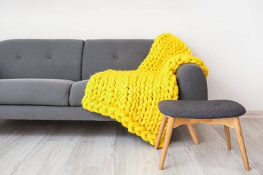 Kanepe ve ekose kumaşlı modern bir oda.