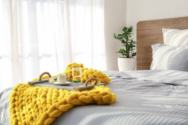 Kareli kumaş ve kahvaltıyı evde yatakta ördüm.