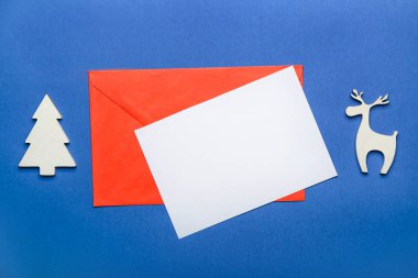 Güzel Noel dekoru, zarf ve renk arkaplanı üzerine boş kağıt tabaka