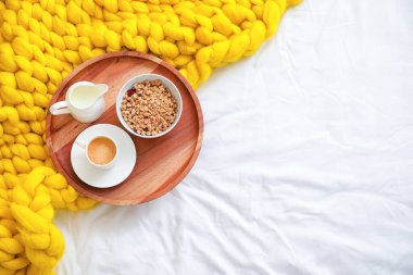 Yatakta nefis kahvaltı tepsisi, üst manzara.