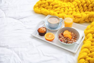 Yatakta lezzetli kahvaltı tepsisi