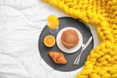 Yatakta nefis kahvaltı tepsisi, üst manzara.