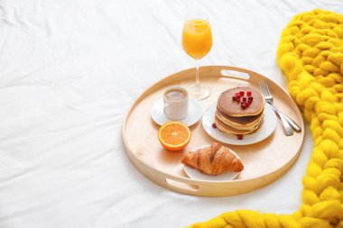 Yatakta lezzetli kahvaltı tepsisi