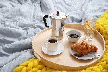 Yatakta lezzetli kahvaltı tepsisi