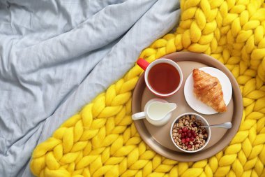 Yatakta nefis kahvaltı tepsisi, üst manzara.