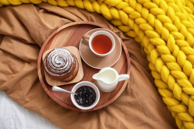 Yatakta nefis kahvaltı tepsisi, üst manzara.