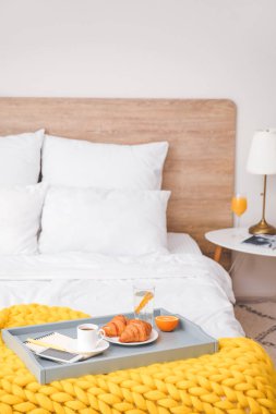 Yatakta lezzetli kahvaltı tepsisi