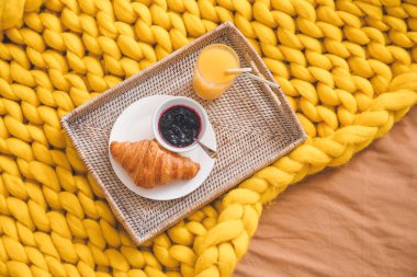 Yatakta nefis kahvaltı tepsisi, üst manzara.