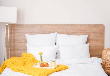 Yatakta lezzetli kahvaltı tepsisi