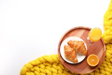 Lezzetli kahvaltı tepsisi ve beyaz arka planda ekose örgü.