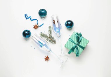 Beyaz arka planda güzel bir Noel kompozisyonu