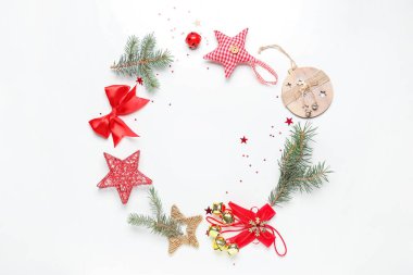 Beyaz arka planda güzel bir Noel kompozisyonu